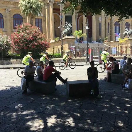 לינה וארוחת בוקר Yooroom 4*