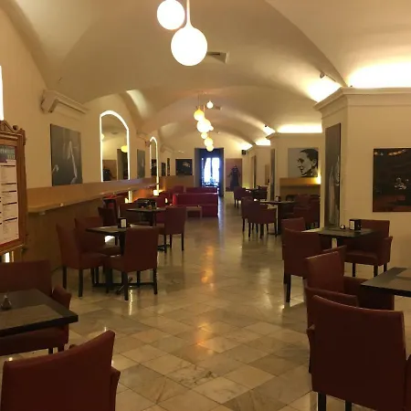 לינה וארוחת בוקר Yooroom